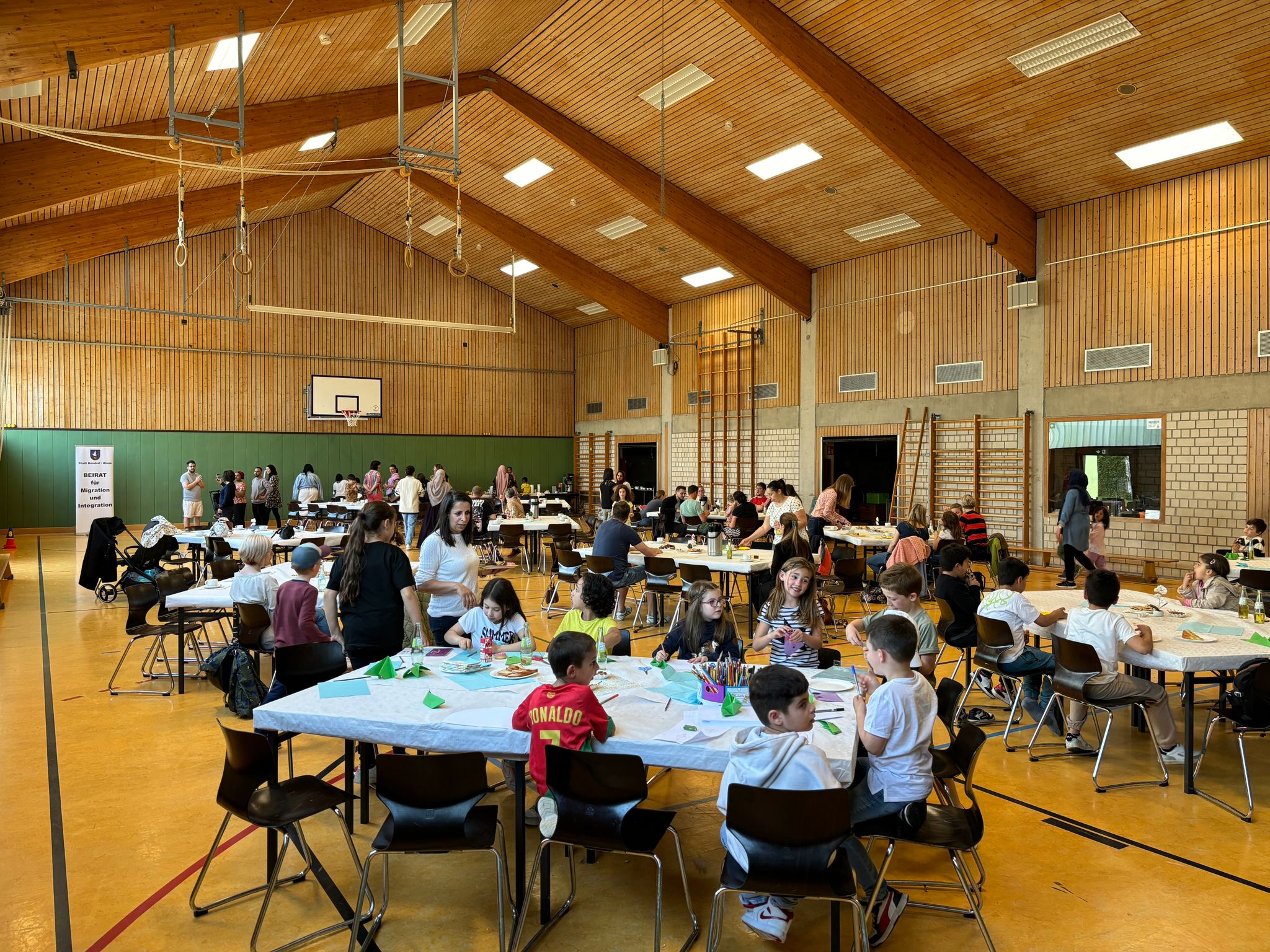 Rund 80 Eltern mit ihren Kindern waren der Einladung zum Eltern-Café in die Mehrzweckhalle der Bodelschwingh-Grundschule geströmt.